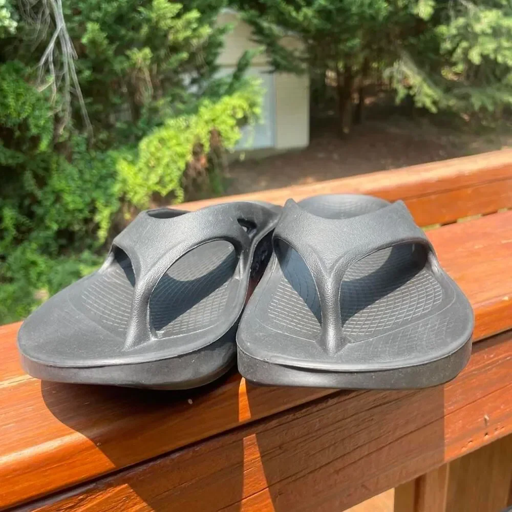 Oofos Women's 7  Mens 5 Black recovery  sandals Flip flops